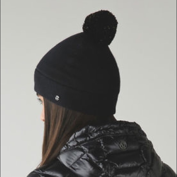 lululemon toque with pom pom